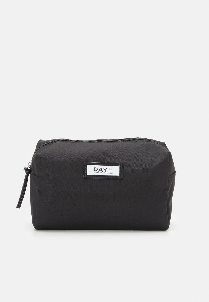 Zwart reistasje gemaakt van duurzaam stof, met een ritssluiting, rechthoekige vorm en een label met "DAY ET" in witte letters.