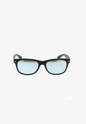 Occhiali da sole neri con finitura opaca e lenti rettangolari con una leggera sfumatura azzurra. Accenti argentati notevoli su montatura e steli.