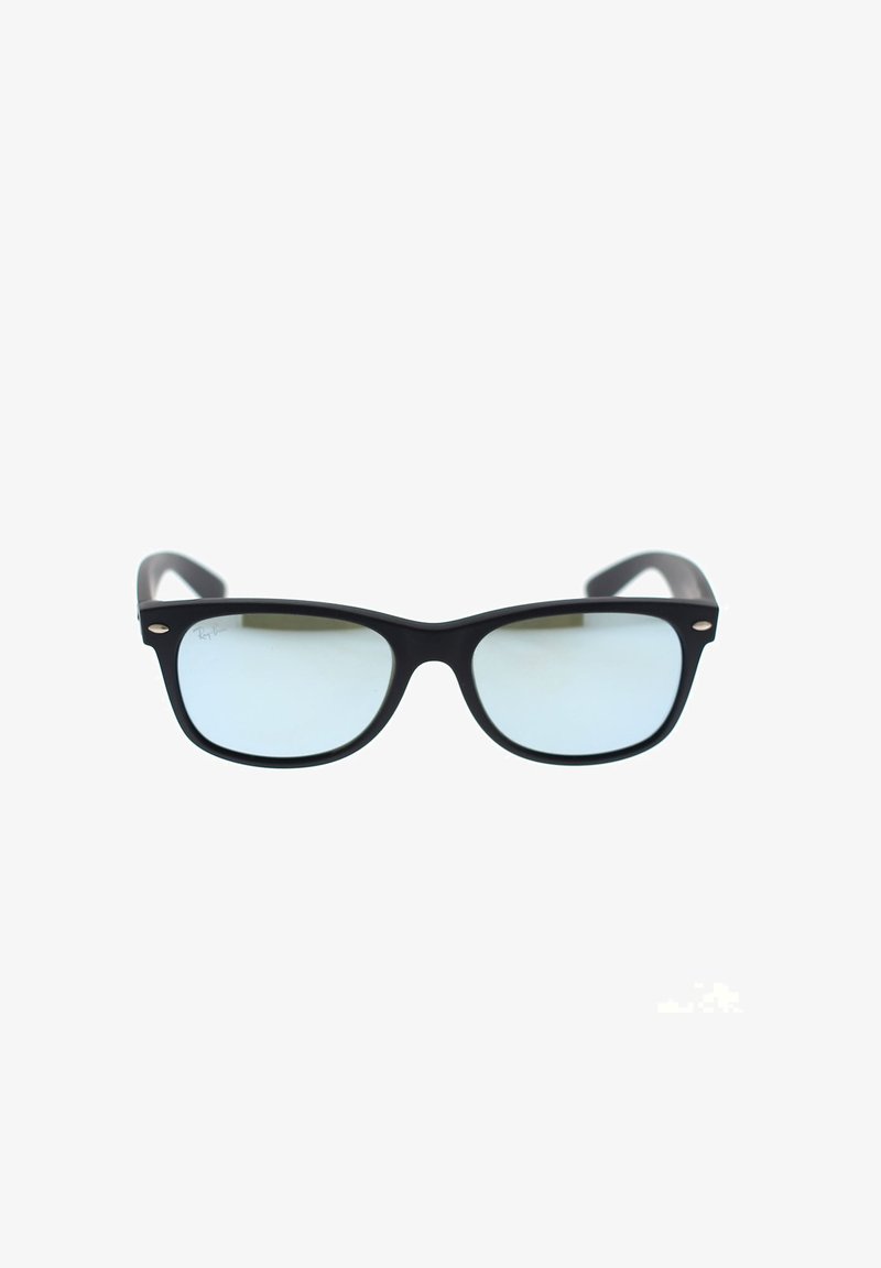Occhiali da sole neri con finitura opaca e lenti rettangolari con una leggera sfumatura azzurra. Accenti argentati notevoli su montatura e steli.