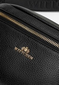 Borsa nera in pelle con superficie testurizzata, dotata di una zip dorata e di un accento del logo "Wittchen" in oro. Inclusa una tracolla regolabile.