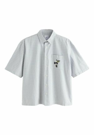 Lühikeste varrukatega valge nööbitav särk halli ruudustikuga ja väikese oliivioksaga tikandus vasakul rinnataskul.