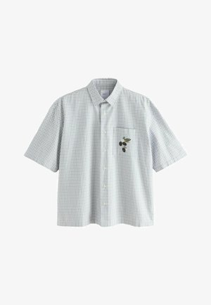 Lühikeste varrukatega valge nööbitav särk halli ruudustikuga ja väikese oliivioksaga tikandus vasakul rinnataskul.