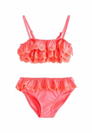 Bañador de dos piezas rosa con parte superior de volantes y recortes florales, y parte inferior a juego con volantes, hecho de una tela suave y elástica.