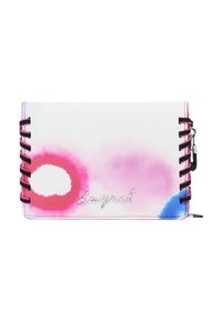 Portfel o białym tle z różowo-niebieskimi wzorami w stylu akwareli. Czarny sznurek, srebrne logo oraz zamek błyskawiczny jako detale.