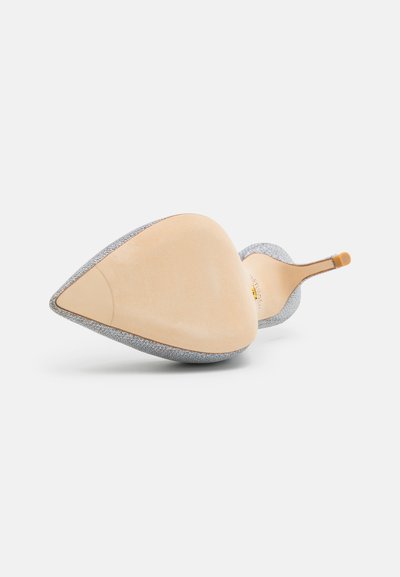 Zapato de tacón alto con un exterior texturizado en plata, punta afilada y plantillas beige. Presenta una silueta elegante y un tacón delgado.