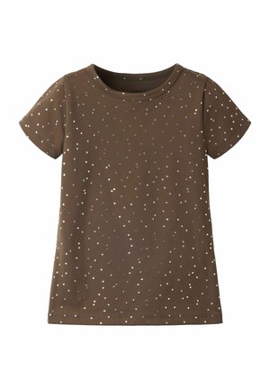T-shirt marron à manches courtes avec de petits points argentés brillants dispersés sur le tissu, col rond et coupe régulière.