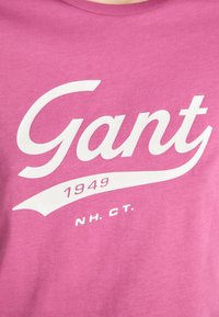 GANT SCRIPT GRAPHIC - Tricou cu imprimeu - dark lavender