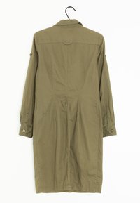 Olive green, długi rękaw, płaszcz do kolan wykonany z lekkiego materiału. Posiada kołnierz, zapinane na guziki mankiety oraz zaszycia z tyłu, które nadają kształt.