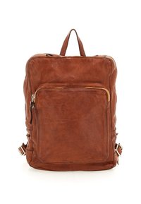Zaino in pelle marrone con una texture liscia, dotato di una tasca anteriore con zip, due cinghie laterali e una maniglia superiore per il trasporto.