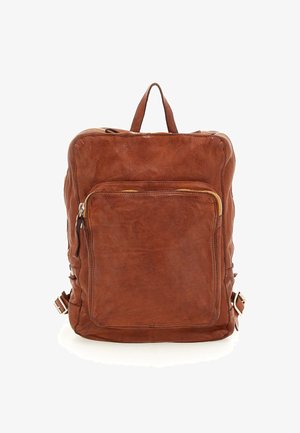 Zaino in pelle marrone con una texture liscia, dotato di una tasca anteriore con zip, due cinghie laterali e una maniglia superiore per il trasporto.