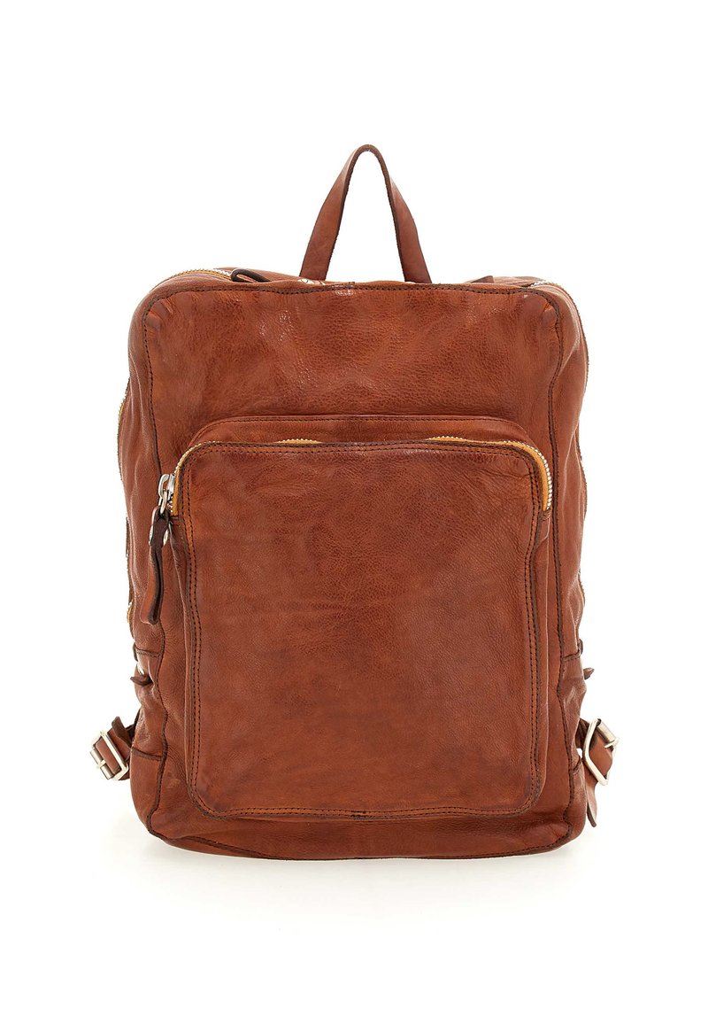Zaino in pelle marrone con una texture liscia, dotato di una tasca anteriore con zip, due cinghie laterali e una maniglia superiore per il trasporto.