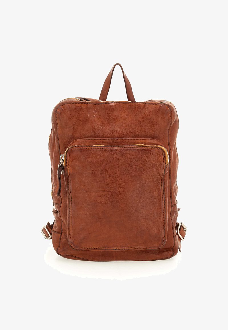 Zaino in pelle marrone con una texture liscia, dotato di una tasca anteriore con zip, due cinghie laterali e una maniglia superiore per il trasporto.