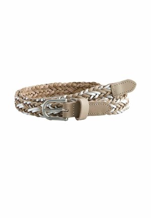 Cinturón trenzado de cuero beige y blanco con hebilla plateada, enrollado sobre un fondo blanco.