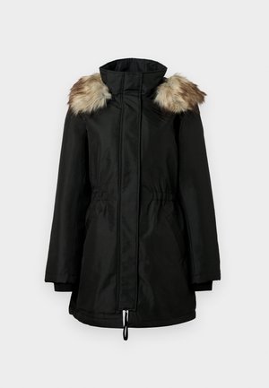 Juodas ilgas žiemos paltas su aukštu apykakle ir rudomis kailio apdailomis ant pečių, su priekiniais užtrauktukais ir susiaurinta juosmens linija.