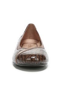 Ballerines en faux cuir marron avec une texture reptilienne, bout pointu, léger détail de couture et semelle flexible.