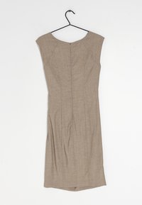 Vestido beige ajustado con escote redondo, mangas cortas y cremallera en la parte posterior centrada. Tejido texturizado con costuras verticales.