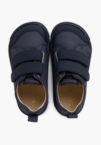 Scarpe per bambini di colore blu navy con finitura liscia, due cinturini in velcro, punta arrotondata e soletta imbottita. Design semplice con dettagli minimi.