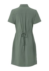 Robe à col et à manches courtes en tissu vert olive. Dispose d'une taille à cordon ajustable et de fentes latérales pour plus de flexibilité. Texture lisse.