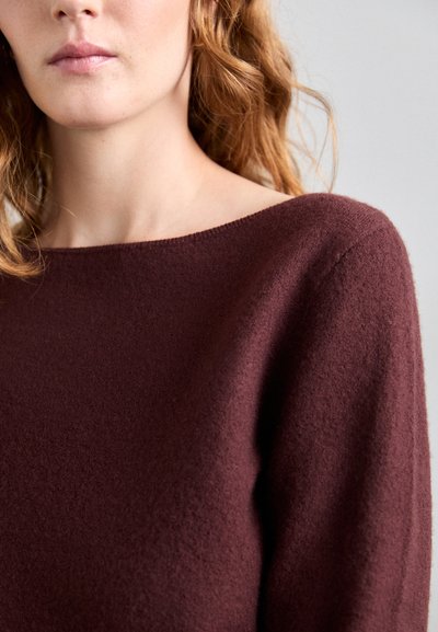 Bordeauxfarbener Pullover mit Bootsausschnitt, aus weichem, strukturiertem Stoff, mit lockerer Passform und minimalen Nähdetails.