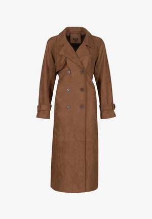 Długi brązowy trenchcoat z podwójnym zapięciem, z szerokimi klapami i zapinanymi paskami na mankietach, zaprezentowany na białym tle.