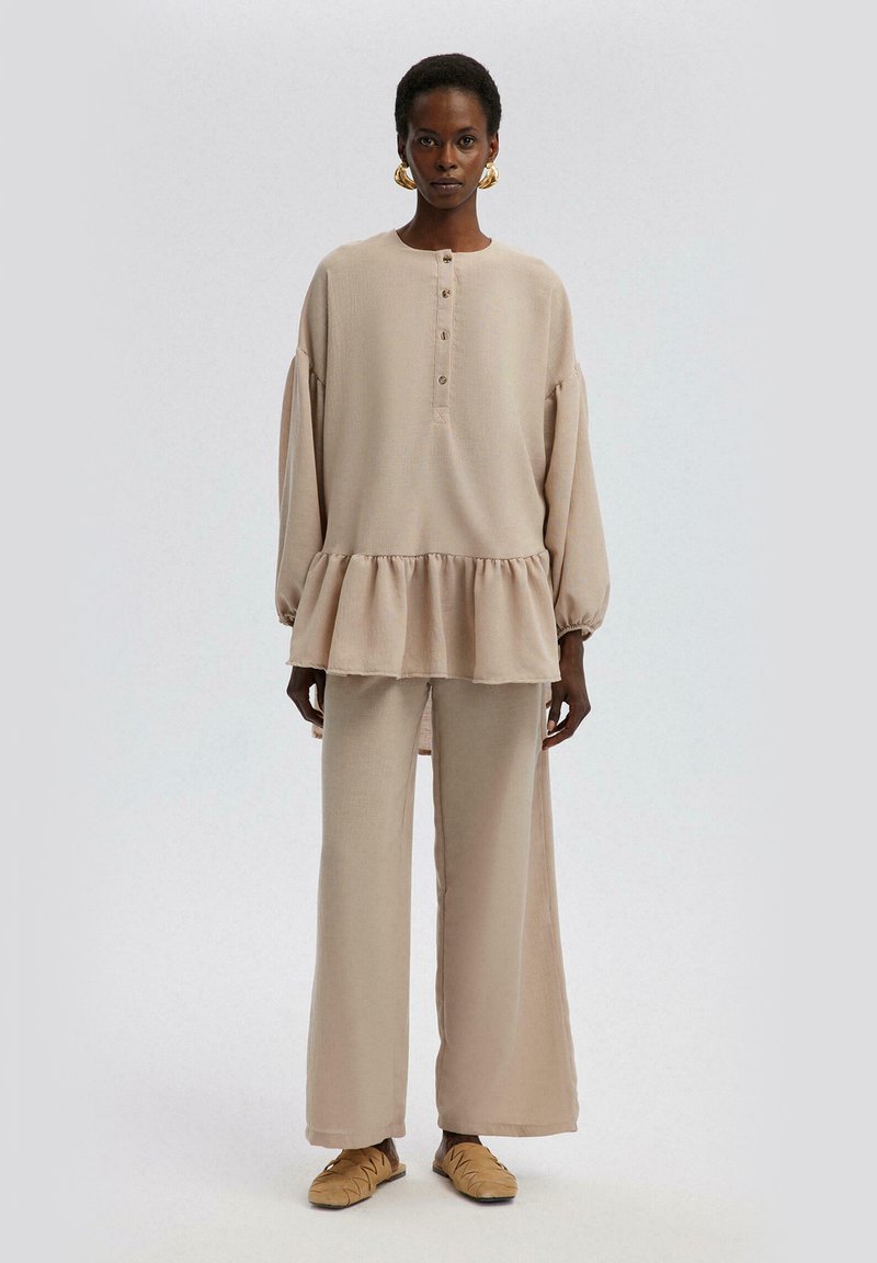 Touché Privé Tuniek zandkleur Touché Privé Tuniek zandkleur