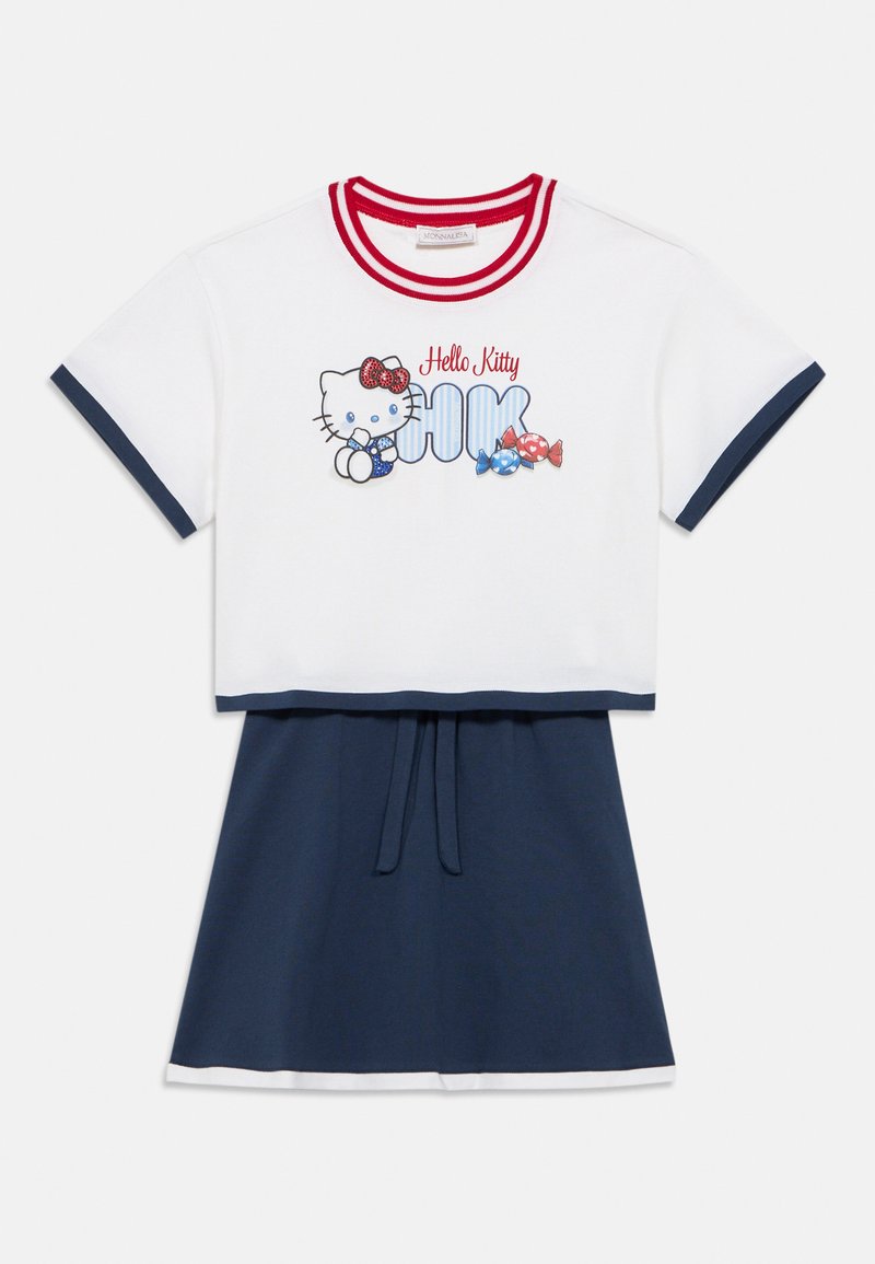 Robe deux pièces Hello Kitty, comprenant un haut blanc avec des accents rayés rouges et bleus marine et une jupe bleue marine, ornée de détails imprimés graphiques.