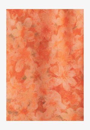 Oranžno blago s cvetličnim vzorcem, ki vključuje mehke, prekrivajoče se cvetje v svetlejših odtenkih. Gladka tekstura z rahlo sijočim videzom.