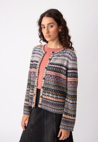 Cardigan multicolore con motivo a fantasia e bottoni, caratterizzato da un mix di rosa, verde e nero. Collo a coste e texture morbida. Top rosa sotto.