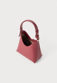 Sac à main en simili cuir rose structuré avec un dessus courbé, une bandoulière réglable et une poche intérieure. Texture lisse avec un léger éclat.