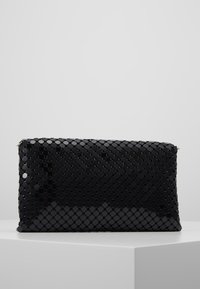 Mustapouchi, jossa on verkkosuunnittelu kuusikulmioista, valmistettu kiiltävästä materiaalista, jossa on sileä koostumus ja vetoketjukiinnitys.