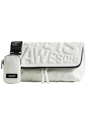 Hvid clutch taske med præget store bogstaver, en sort lynlås og en lille fastgjort hvid pung med et sort Desigual mærke.