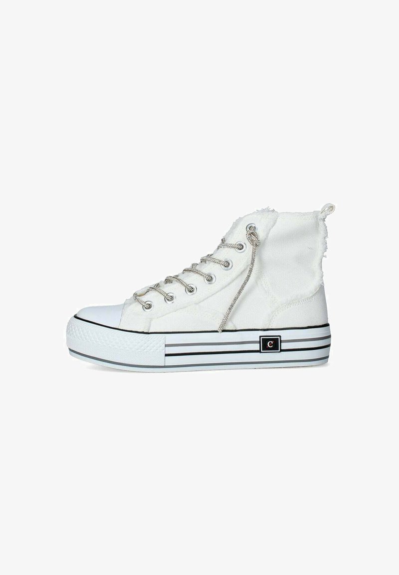 Białe trampki typu high-top z płótna z srebrnymi oczkami i sznurowadłami, posiadające gumowy czubek i platformę ze czarnymi paskami. Udekorowane postrzępionymi brzegami.