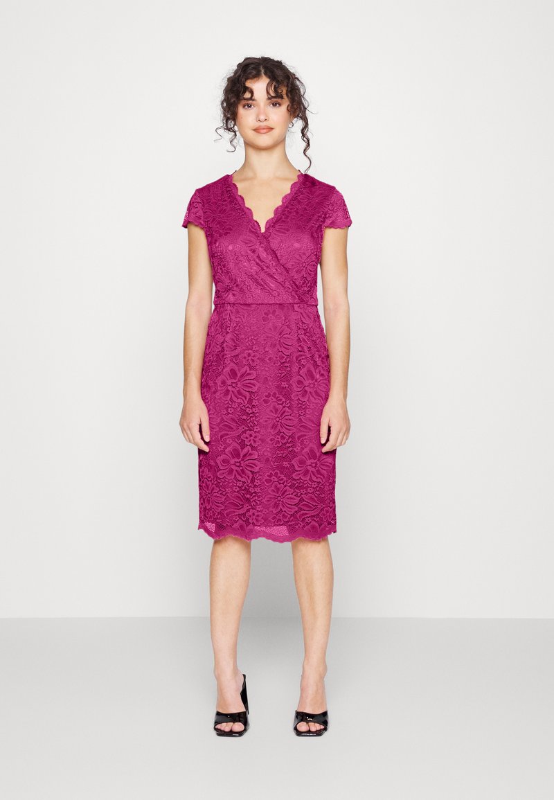 Vestido de renda fúcsia com mangas curtas, decote em V e bainha em forma de concha. Padrão floral detalhado com uma silhueta ajustada, afinada na cintura.