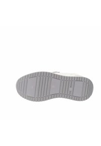 Sole di sneaker bianca con una superficie in gomma grigia testurizzata, caratterizzata da scanalature a motivo per la trazione e accenti circolari uniformemente distribuiti.