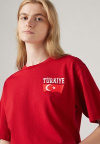 Levi's® FOOTBALL FAN TEE UNISEX - Marškinėliai su spaudiniu - jester red