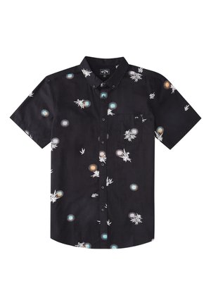 Sort kortærmet skjorte med knapper, farverigt solburst og hvidt blomsterprint samt en forreste brystlomme.