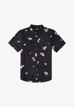 Chemise noire à manches courtes avec boutons, imprimé coloré de rayons de soleil et motif floral blanc, avec une poche poitrine sur le devant.