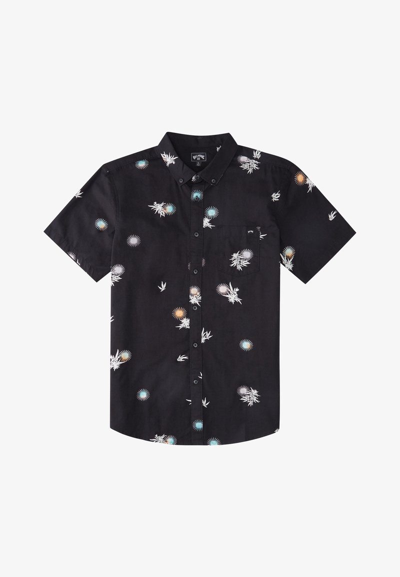 Chemise noire à manches courtes avec boutons, imprimé coloré de rayons de soleil et motif floral blanc, avec une poche poitrine sur le devant.