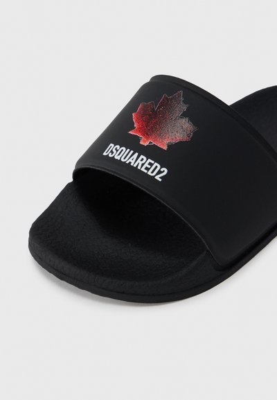 Μαύρο σανδάλι slide με υφασμένο λαστιχένιο πάτο, φαρδιά λουρί με κόκκινο γραφικό φύλλο σφενδάμου και λευκό λογότυπο "DSQUARED2".