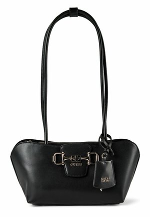 Schwarze Guess Lederhandtasche mit doppelten Schulterriemen, silberner Schnallendetail und angebrachtem Etikett mit eingeprägtem Markennamen und Gründungsjahr.