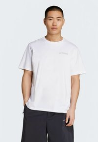 Fehér rövid ujjú pamut póló kerek nyakkivágással, a bal mellrészen finom szürke "TERREX" logóval.