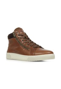 Bruine leren high-top sneaker met vetersluiting, zijrits en witte rubberen zool. Voorzien van contrasterende bruine suède accenten.