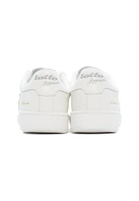 Sneakers bianchi in pelle con superficie testurizzata, tacco arrotondato e colletto imbottito. Presentano il marchio "lotto" in argento sul tallone.