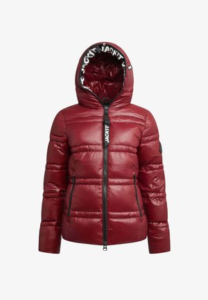 Punainen puffatakkia huppu, vetoketjukiinnitys edessä ja kaksi sivutaskua. Ominaisuuksiin kuuluu teksturoitu, kiiltävä pinta ja merkattu sisäosa. Mustat vetoketjareilut.