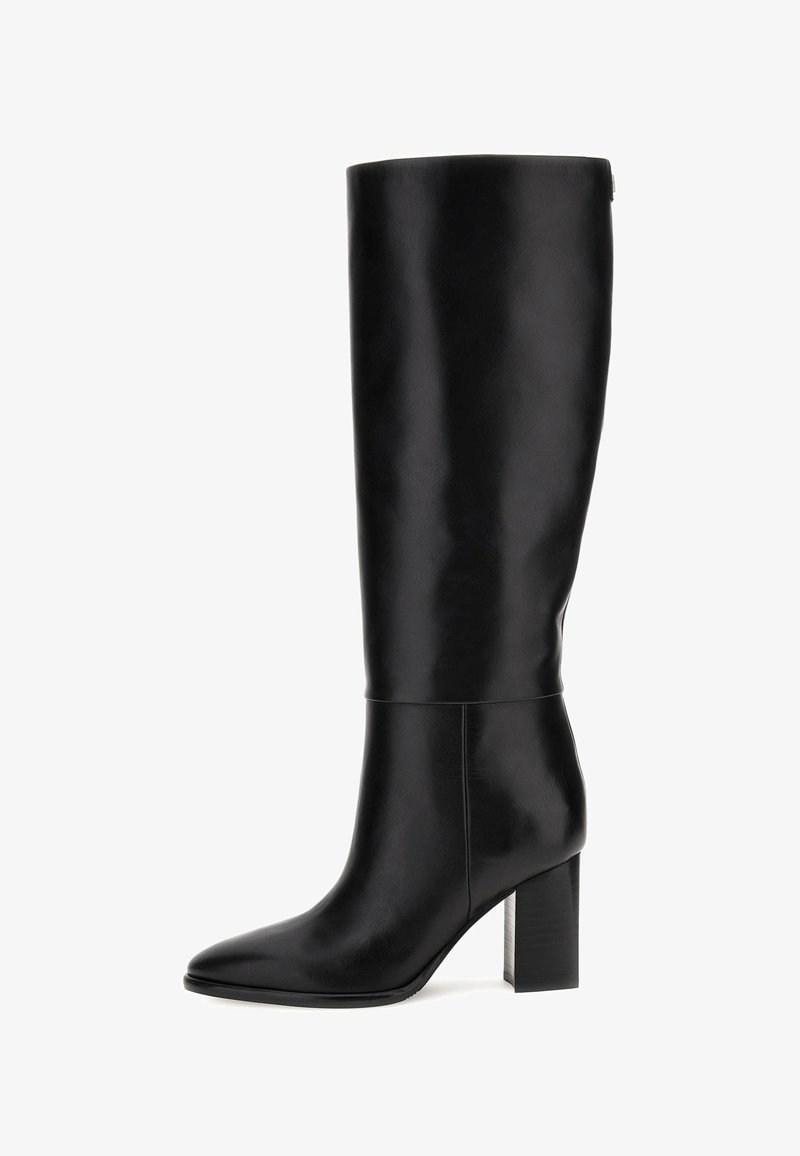 Fekete, térd fölé érő bőrcipő, hegyes orral és tömbsarkú kialakítással. Simább textúra, minimális díszítéssel, és karcsú, illeszkedő sziluett.