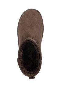 Zapatilla bota de color marrón chocolate hecha de un material similar al ante, con un interior suave, forma redondeada y panel elástico en la parte superior.