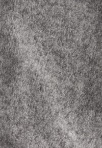 Tessuto grigio in feltro con una superficie morbida e strutturata, caratterizzata da sottili variazioni di colore che vanno dal grigio chiaro al grigio scuro. Ideale per lavori di artigianato o tappezzeria.