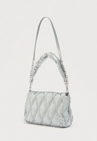 Ασημένια τσάντα με καπιτονέ υφή, μαλακή επιφάνεια, διαγώνιο σχέδιο και λουρί ώμου με αλυσίδα. Συμπαγής ορθογώνιο σχήμα.