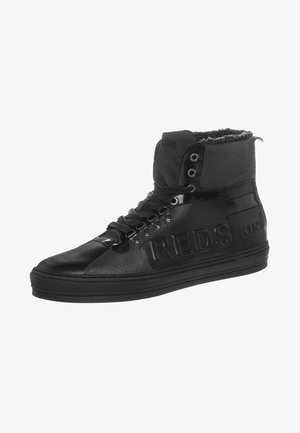 Černé vysoké tenisky s texturovaným koženým svrškem, šněrováním, polstrovaným límcem na kotníku a embosovaným detailem "REDS" na boční straně.