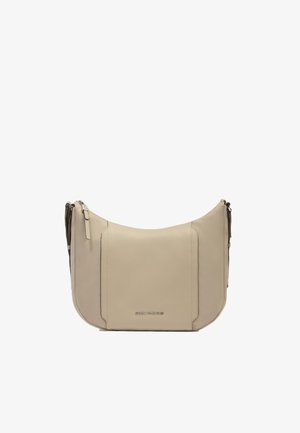 Beige leren handtas met een gebogen vorm, voorzien van een ritssluiting, grote voorzak en subtiel logodetail. Overal een gladde textuur.